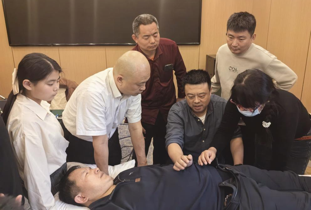 图为2024年天津市盲人按摩技能提升培训暨竞赛强化培训专家示范按摩手法